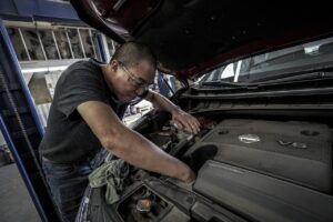 auto repair, oil change, oil, auto, shop, repair, work, motor, service, person, automobile, fix, maintenance, vehicle, engine, automotive, change, garage, mechanic, man, car wallpapers, car, worker, gray work, gray shopping, gray change, gray shop, gray garage, gray service