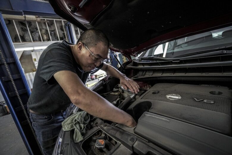 auto repair, oil change, oil, auto, shop, repair, work, motor, service, person, automobile, fix, maintenance, vehicle, engine, automotive, change, garage, mechanic, man, car wallpapers, car, worker, gray work, gray shopping, gray change, gray shop, gray garage, gray service