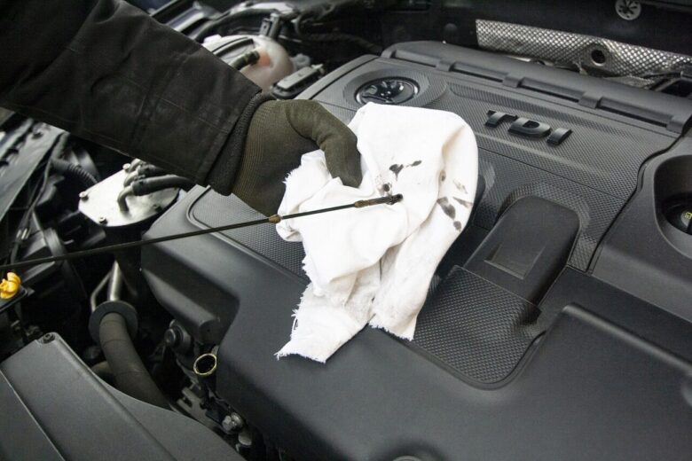oil, changing the oil, maintenance, mechanic, engine, services, car, car wallpapers, vehicle, work, repairs, repair